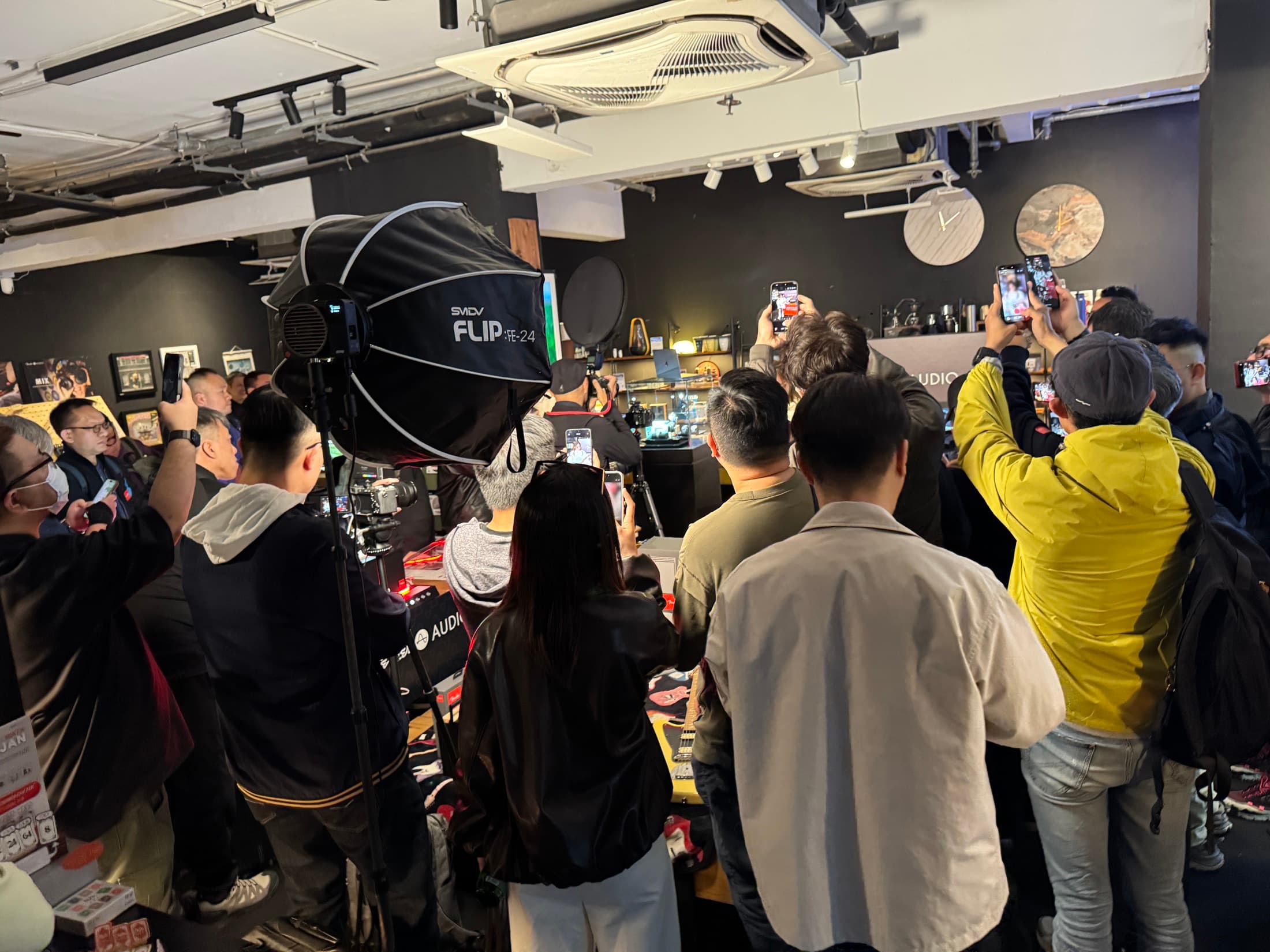 活動現場擠滿參加者及攝影器材,氣氛熱烈